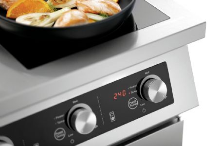 Fourneau profondeur 650 à induction à 4 zones GU Triphasé 17 kW - Bartscher - 105765