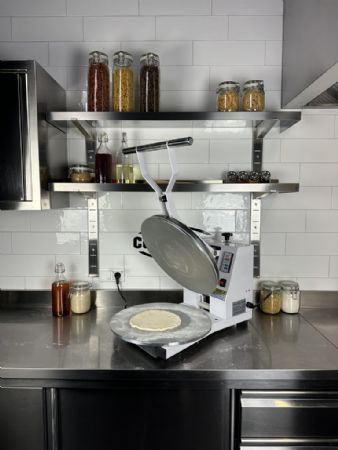 Façonneuse à pizza diamètre 458 mm avec plaque chauffante et épaisseur réglable - Combisteel - 7534.0100
