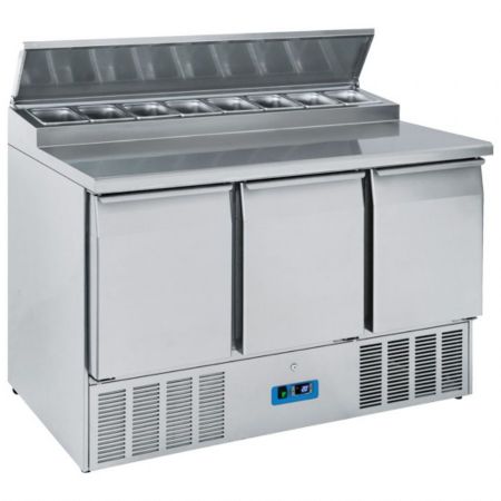 Saladette réfrigérée avec 3 portes pleines, 8 bacs GN 1/6 h=150 mm, positive - Virtus - 9709C Saladette réfrigérée avec 3 portes pleines, 8 bacs GN 1/6 h=150 mm, positive - Virtus - 9709C