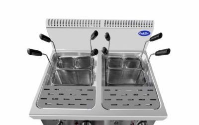 Cuiseur à pâtes gaz installé sur meuble avec bac 700