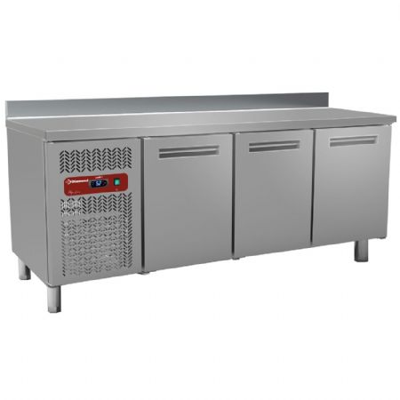 Table desserte réfrigérée ventilée 3 portes pleines avec dosseret 395 L - Diamond Promo - BMIV20/R2-BA Table desserte réfrigérée ventilée 3 portes pleines avec dosseret 395 L - Diamond Promo - BMIV20/R2-BA