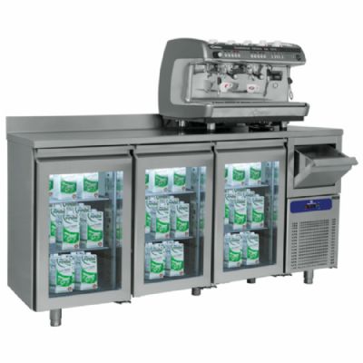 Table froide 3 portes vitrées avec dosseret GN 1/1 température -2/+8°C Table froide 3 portes vitrées avec dosseret GN 1/1 température -2/+8°C