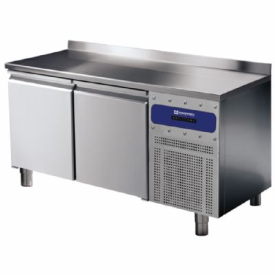 Table froide pâtisserie 2 portes plateau inox avec dosseret plage de température -2/+8°C et capacité 380 L Table froide pâtisserie 2 portes plateau inox avec dosseret plage de température -2/+8°C et capacité 380 L
