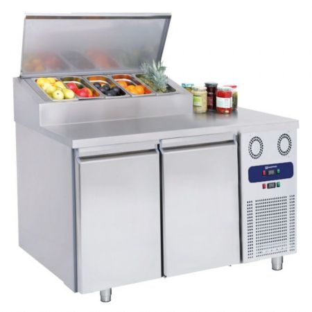 Saladette réfrigérée avec 2 portes pleines GN 1/1 et 4 bacs GN 1/3, positive - Virtus - CCZ0040/F Saladette réfrigérée avec 2 portes pleines GN 1/1 et 4 bacs GN 1/3, positive - Virtus - CCZ0040/F