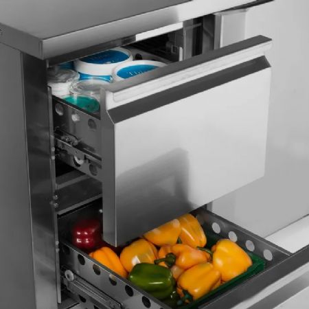 Table rfrigre positive comptoir GN 1/1 inox avec 4 tiroirs et dosseret - 1360 x 700 x 980 mm