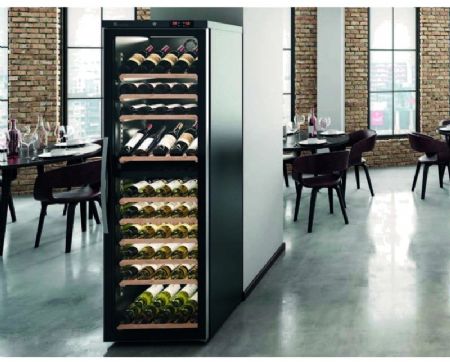 Cave à vin professionnelle noire avec 1 porte vitrée et 5 étagères en bois amovibles - 112 bouteilles