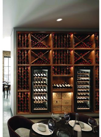 Cave à vin professionnelle noire bi-température avec 1 porte vitrée et 9 étagères en bois amovibles - 169 bouteilles