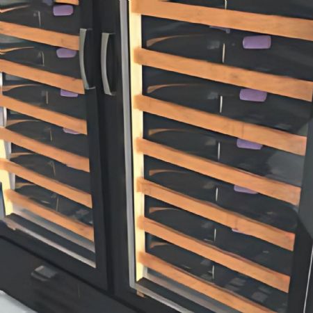 Cave à Vins 3 portes vitrées Capacité 1852 L 18 étagères inclinables - Coreco - EBRW-2003-NI