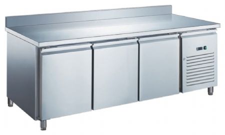 Table desserte réfrigérée professionnelle 3 portes positive avec dosseret 417 L - Furnotel - GN3201X