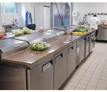 Saladette réfrigérée table préparation à pizzas 2 portes x9 bacs GN1/3 530 L positive - Atosa - MPF8202GR