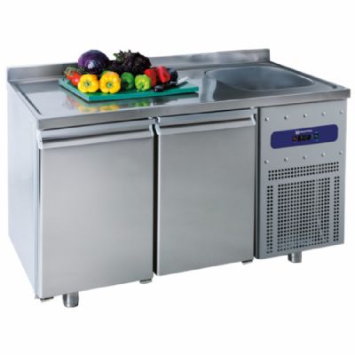 Table froide inox 2 portes avec évier à droite et dosseret température -2/+8°C Table froide inox 2 portes avec évier à droite et dosseret température -2/+8°C