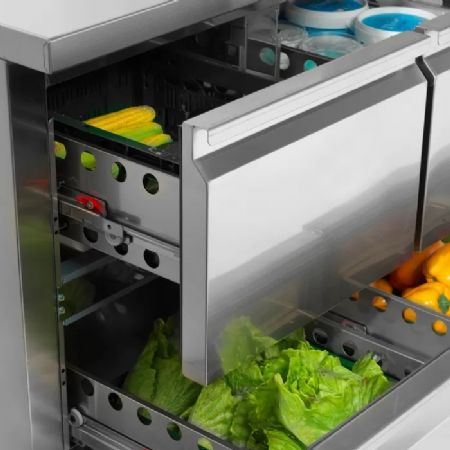 Table rfrigre positive comptoir snack inox avec 4 portes pleines sans dosseret - 2230 x 600 x 880 mm