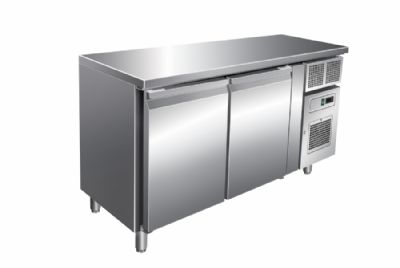 Table réfrigérée inox avec dosseret 2 portes température -2/+8°C et 260 L Table réfrigérée inox avec dosseret 2 portes température -2/+8°C et 260 L