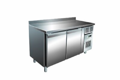 Table réfrigérée inox avec dosseret 2 portes pleines température -2/+8°C Table réfrigérée inox avec dosseret 2 portes pleines température -2/+8°C