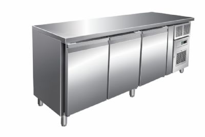 Table réfrigérée positive inox avec dosseret 3 portes température -2/+8°C Table réfrigérée positive inox avec dosseret 3 portes température -2/+8°C