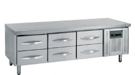 Table de travail pour horeca en inox 3 portes réfrigérées 700 mm pro