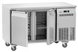 Table réfrigérée positive professionnelle 2 portes à battant, et 2 grilles, capacité 1/1 GN - Bartscher - 110895 Table réfrigérée positive professionnelle 2 portes à battant, et 2 grilles, capacité 1/1 GN - Bartscher - 110895