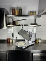 Photo 6 - Façonneuse à pizza diamètre 458 mm avec plaque chauffante et épaisseur réglable - combisteel - 7534.0100 - Combisteel - 7534.0100